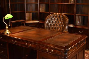 Klassiek Engels bureau (showroom) beschikbaar voor biedingen