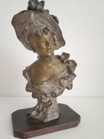 A. Moreau (1834-1917) - sculptuur, Elegante dame - 19 cm -