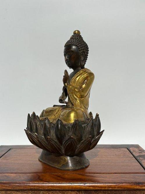 Boeddha zittend op een voetstuk van een lotusbloem - Brons -, Antiek en Kunst, Antiek | Overige Antiek