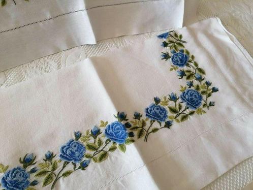 lenzuolo in puro lino con ricamo Punto Pieno a mano sheet, Antiek en Kunst, Antiek | Kleden en Textiel