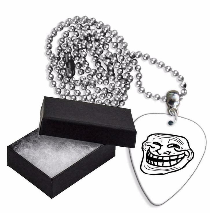 Aluminium plectrum ketting met de afbeelding Troll Face Meme, Verzamelen, Overige Verzamelen, Nieuw, Ophalen of Verzenden