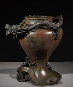 Vaas - Brons, Een Japanse bronzen vaas met een kronkelende