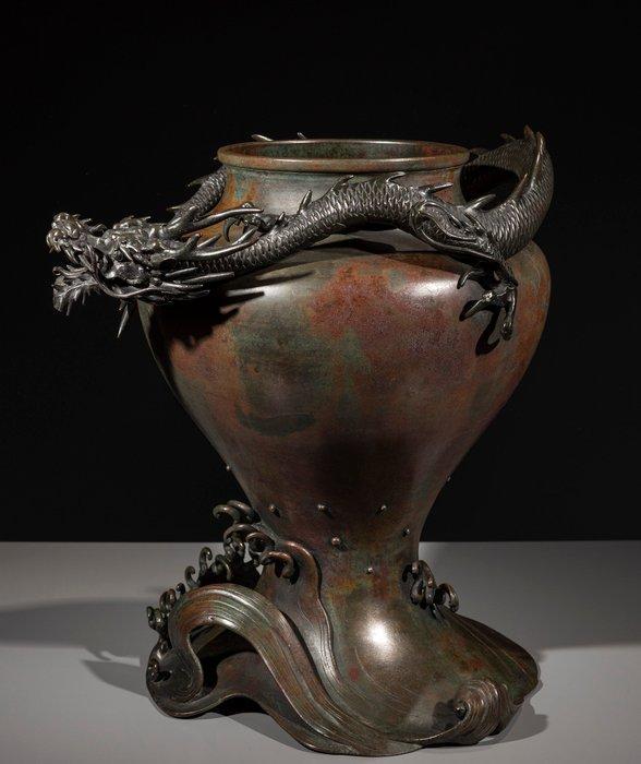 Vaas - Brons, Een Japanse bronzen vaas met een kronkelende, Antiek en Kunst, Antiek | Overige Antiek