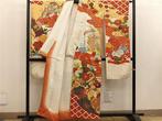 Zijden kimono met Koma-borduursel, chrysantenmotieven en, Antiek en Kunst