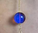 Chanel in natuurlijk Birmese amber met blauwe fluorescence,