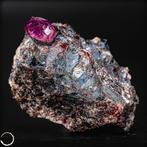 Zeldzame Padparadscha saffierkristal in matrix, onbewerkt -