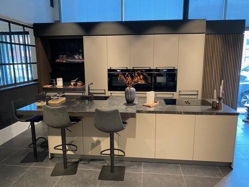 Zeer mooi eiland met zitje!, Huis en Inrichting, Keuken | Complete keukens, Composiet, Greeploos, Met kookeiland, Grijs, Nieuw