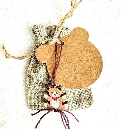 Jute zakje met kaartje en houten gelukspoppetje Teddy Beer, Hobby en Vrije tijd, Feestartikelen, Geboorte of Huwelijk, Nieuw, Feestartikel