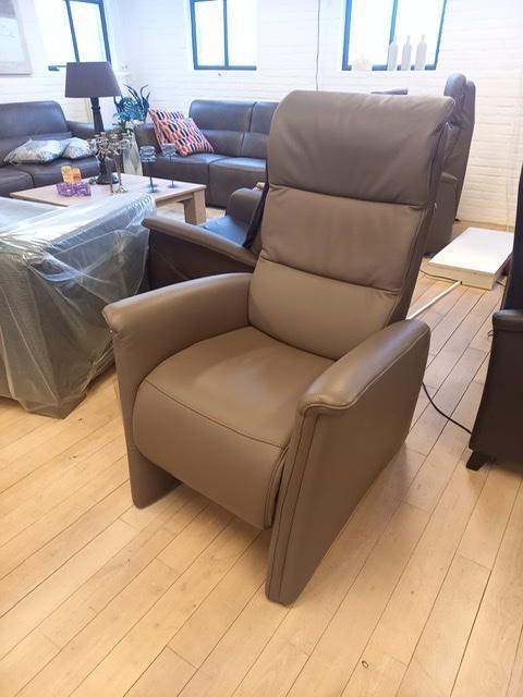 Relaxfauteuil met 2 motoren in leer kleur mocca, Huis en Inrichting, Fauteuils, 50 tot 75 cm, 75 tot 100 cm, Nieuw, Leer