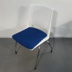 Haworth kunststof stoelen - wit met blauwe stof (alleen per, Huis en Inrichting, Stoelen, Ophalen of Verzenden, Nieuw