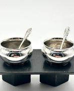 No reserve-Twee antieke zilveren zoutvaatjes met bijpassende