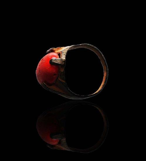 Middeleeuws Brons Zeer mooie ring met een zeer grote rode, Sieraden, Tassen en Uiterlijk, Antieke sieraden