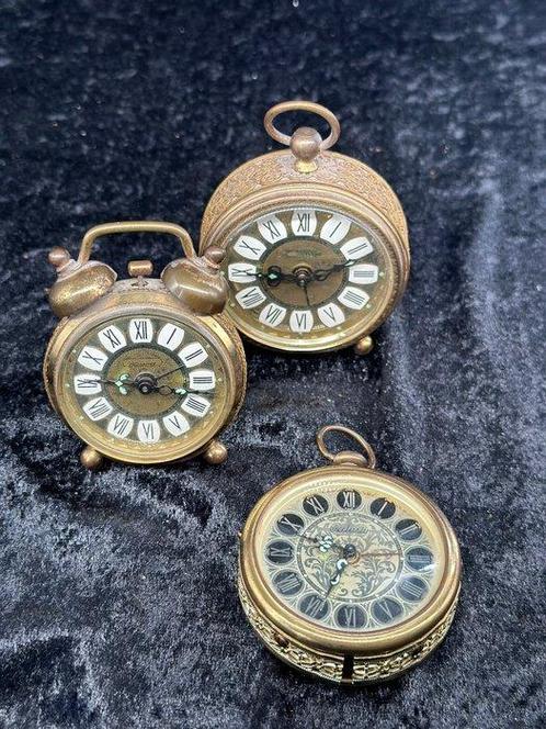 Klok - Set aus 3 kleinen Tischweckern aus Messing – im, Antiek en Kunst, Curiosa en Brocante