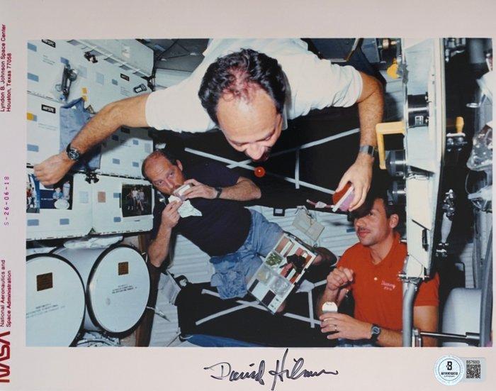 David C. Hilmers handtekening, foto met Beckett COA -, Antiek en Kunst, Antiek | Wandborden en Tegels