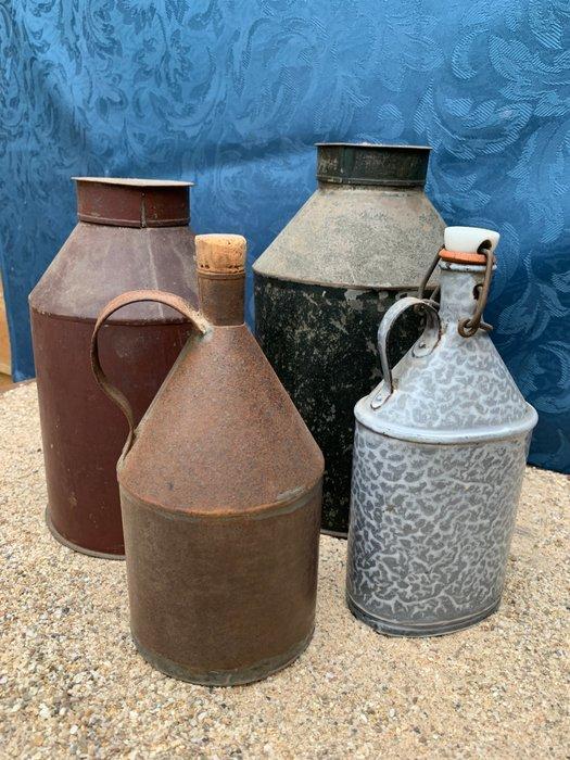 Kruik (4) - Metaal - 4 voorraadkruiken – 1900, Antiek en Kunst, Curiosa en Brocante