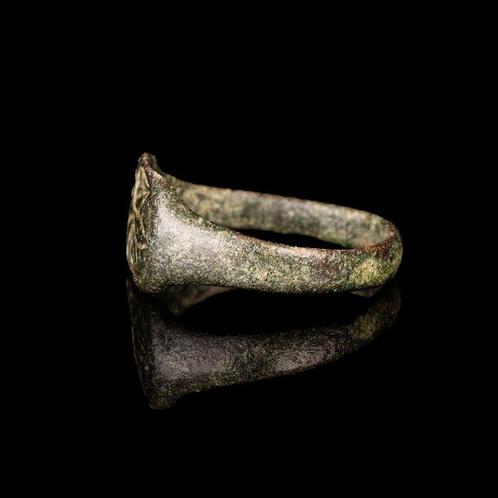 Oud-Romeins Bronzen vingerring met legionaireagel (Zonder, Antiek en Kunst, Antiek | Overige Antiek