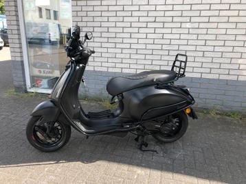 DIKKE VESPA SPRINT S 45KM 4-TAKT BROM MAT BLACK 8000KM BJ201 beschikbaar voor biedingen