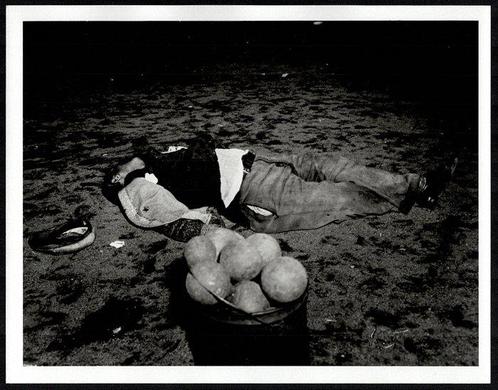 Weegee - Murdered while playing Boccia, Antiek en Kunst, Kunst | Schilderijen | Modern