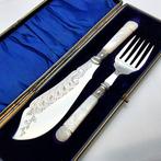 Yates Brothers - Serveerset voor vis (2) - met zilveren hals, Antiek en Kunst