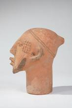 Een terracotta beeldhouwwerk - Hoofd - Djenne - Mali (Zonder