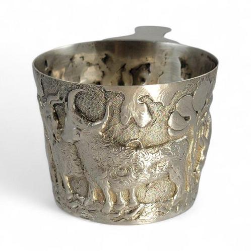 Antique sterling silver Vaphio cup with high-relief chased, Antiek en Kunst, Antiek | Goud en Zilver
