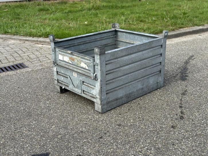 Stapelbak met klep, Stapelbaar, Stalen bak, Stapelbakken,, Doe-het-zelf en Verbouw, Kratten en Dozen, 100 cm of meer, Gebruikt