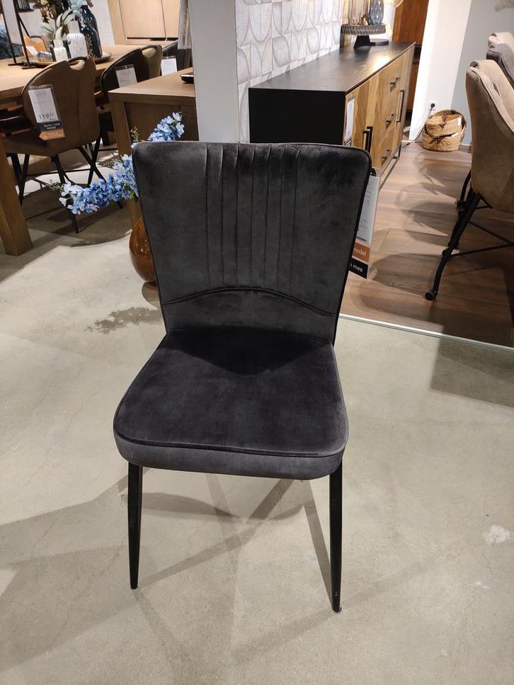 Quaro; Mooie eetstoel met een stoere uitstraling en een goed, Huis en Inrichting, Stoelen, Nieuw, Ophalen of Verzenden