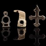 Middeleeuws Groep van drie bronzen artefacten - geweven