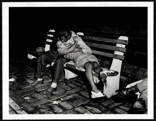 Weegee - Lovers on a Park Bench, New York, ca. 1943, Antiek en Kunst, Kunst | Schilderijen | Modern
