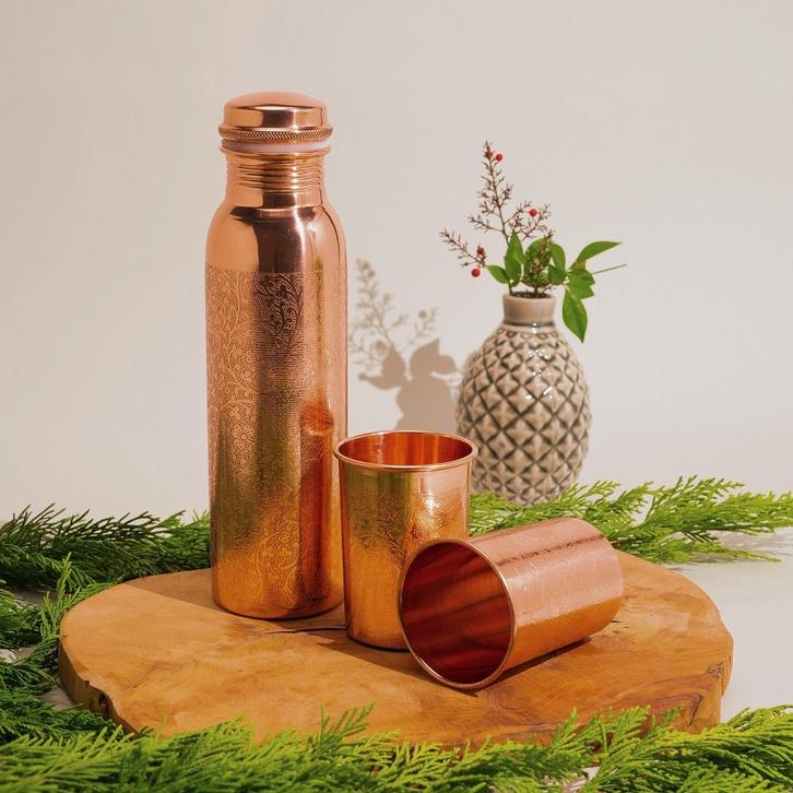 Puur koperen set van fles bloempatroon ± 950 ml met 2 bekers, Huis en Inrichting, Keuken | Keukenbenodigdheden, Ophalen of Verzenden
