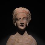 Punisch Terracotta Vrouwenfiguur. 3e-2e eeuw v.Chr. Hoogte