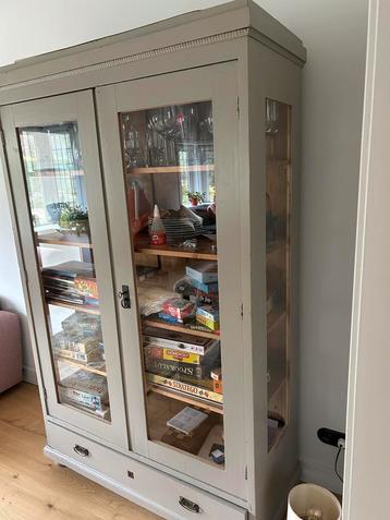 Houten vitrine kast met glazen deuren beschikbaar voor biedingen