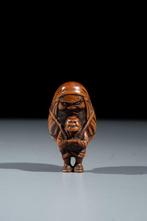 Een fijne boxwood netsuke die een Daruma-pop afbeeldt alsof, Antiek en Kunst