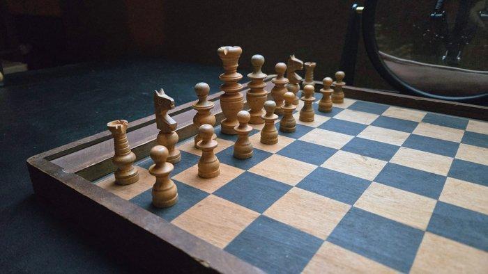 Schaakspel - Regency schaakstukken + schaak/dambord - Hout, Antiek en Kunst, Curiosa en Brocante