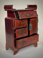 Kabinet - Zeldzaam Japans kodansu-kastje in rode en gouden, Antiek en Kunst