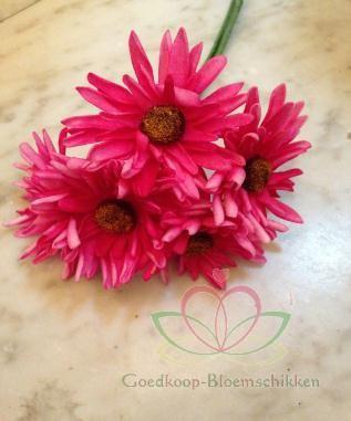 Aster gerbera foambloem doos 30st fuchsia foambloemen, Huis en Inrichting, Woonaccessoires | Kunstplanten en Kunstbloemen, Nieuw
