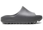 adidas Yeezy Slide Slate Grey (Kids) - Maat 26 EU, Kleding | Heren, Ophalen of Verzenden, Nieuw, Yeezy