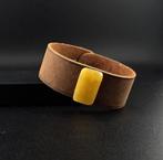 Brede leren armband met BALTIC AMBER – Butterscotch Fossil
