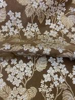 Tijdloze elegantie. Jacquard-fluwelen stof met bloemmotief