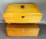Naaidoos (2) - hout, metaal, - 2 naaikistjes met inhoud