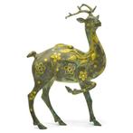 Een verguld bronzen beeld van een hert, uit een