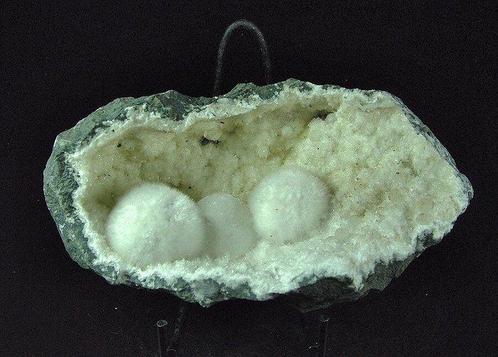 CW1640 Bellissima Okenite met Giroliet in kwartsgeode, Verzamelen, Mineralen en Fossielen