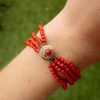Antieke imitatie bloedkoraal kralen armband met gouden slot, Gebruikt, Overige kleuren, Ophalen of Verzenden, Met edelsteen