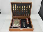 Veiling - Mini schaakbord met flask en flessenopener, Hobby en Vrije tijd, Gezelschapsspellen | Bordspellen, Nieuw