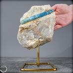 Groot Intens Blauwe aquamarijn kristal op standaard,