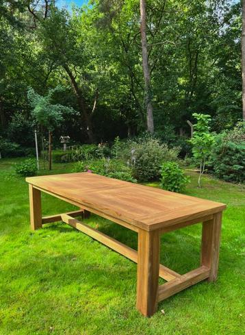 De mooiste echt teakhouten tuintafels vindt u hier! beschikbaar voor biedingen