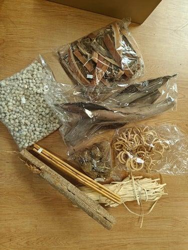 Mysterybox natuurlijke EN bloemschik en decoratiematerialen, Huis en Inrichting, Woonaccessoires | Kunstplanten en Kunstbloemen