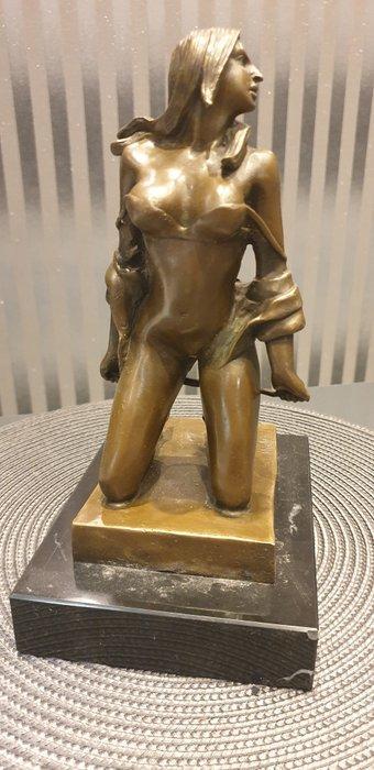 Nick - Beeld, A dominatrix kneeling. - 26 cm - Gepatineerd, Antiek en Kunst, Curiosa en Brocante