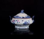 Een zeldzame en grote Chinese famille-rose soepterrine met, Antiek en Kunst