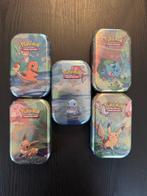 Pokémon - 5 Box - Kanto Friends Tin Artset - Various sets, Hobby en Vrije tijd, Verzamelkaartspellen | Pokémon, Nieuw